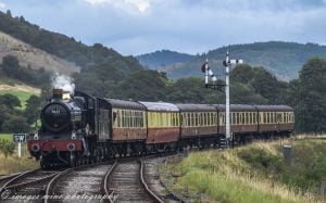 7822 'Foxcote Manor' arrives at Carrog on the Llangollen Railway