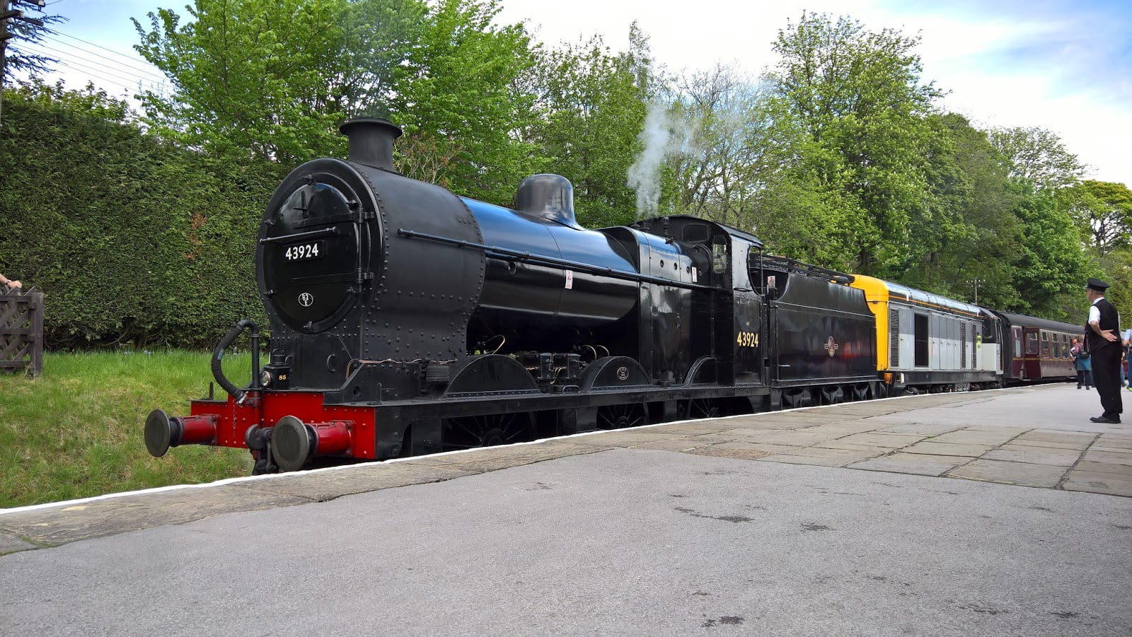 locomotive 4F 43924 and No. 20031 at Oxenhope