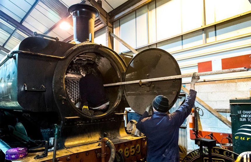 Removing Boiler Tubes from 3650 // Credit Didcot Railway Centre