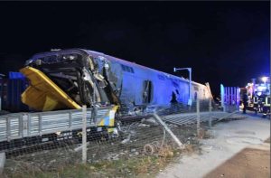 Milan to Bologna train in Italy derails leaving 2 dead