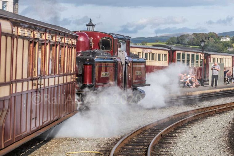 Merddin Emrys departs Porthmadog on the Ffestiniog Railway