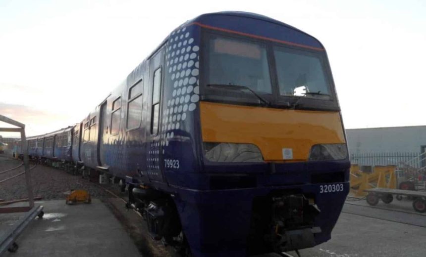 Class 320 No.320303 // Credit Eversholt Rail