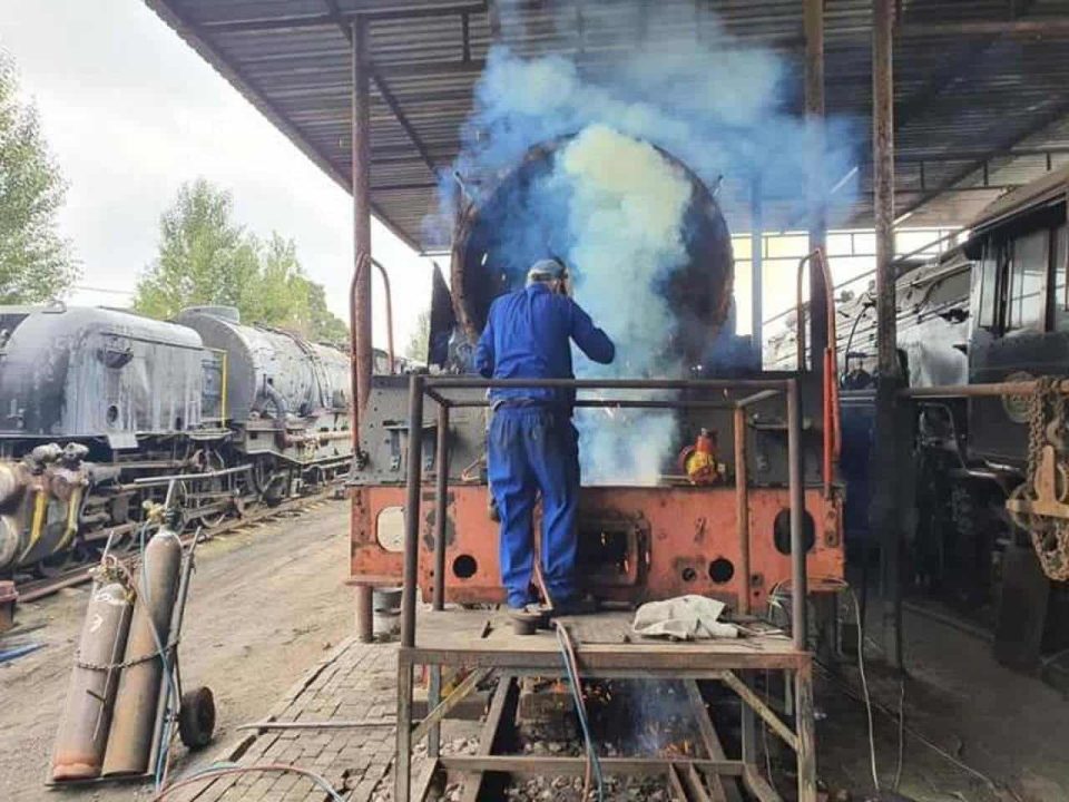 2767 locomotive progress in South Africa