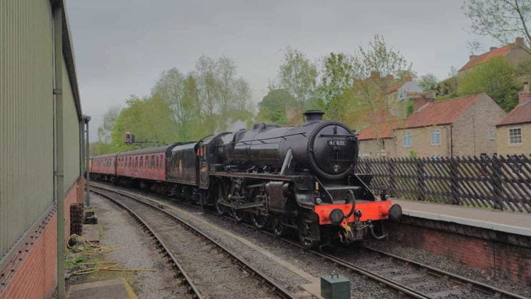 Black 5 44871 arrives in Pickering