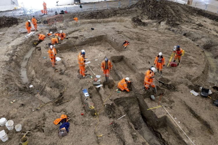 HS2 archaeologists excavating Roman artefacts