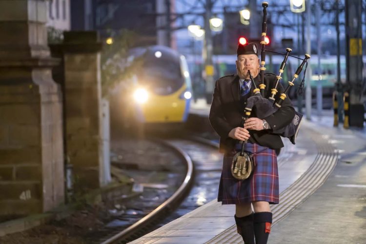 Piper welcome in the Climate Train at Glasgow Central