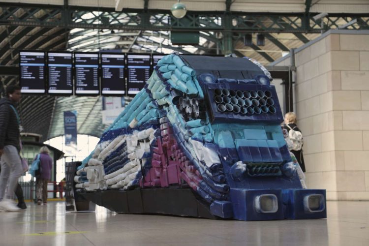 TransPennine Express (TPE) and Hull based artist Andy Pea have unveiled a sculpture made entirely of recycled materials at Hull Paragon Station ahead of Global Recycl (002)