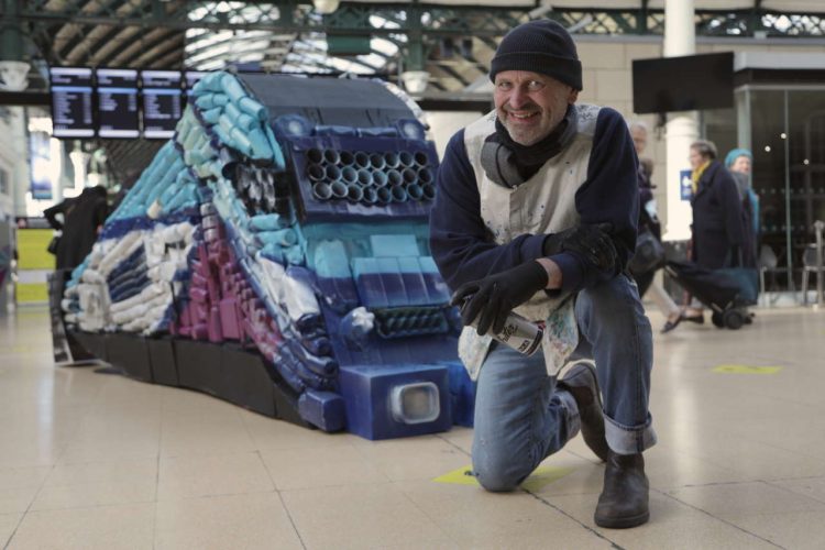 TransPennine Express (TPE) and Hull-based artist Andy Pea unveil a sculpture made from recycled materials at Hull Paragon station ahead of Global Recycling Day (002)
