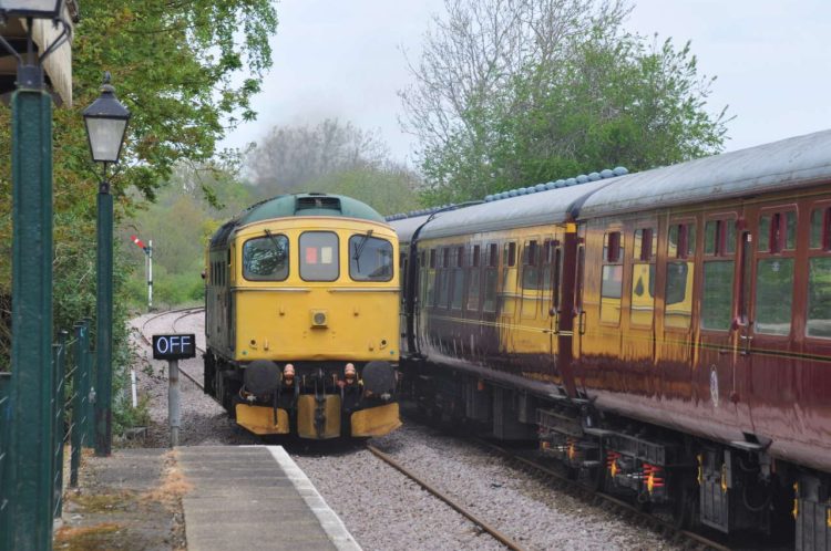 33202 runs round the fully signalled Thuxton station May 2022 (002)