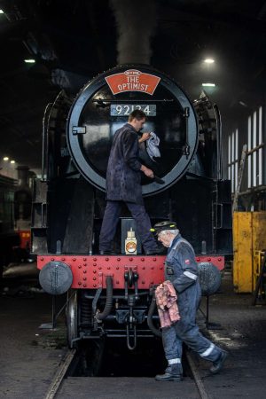 Two people woring on Cleaning the loco 92124