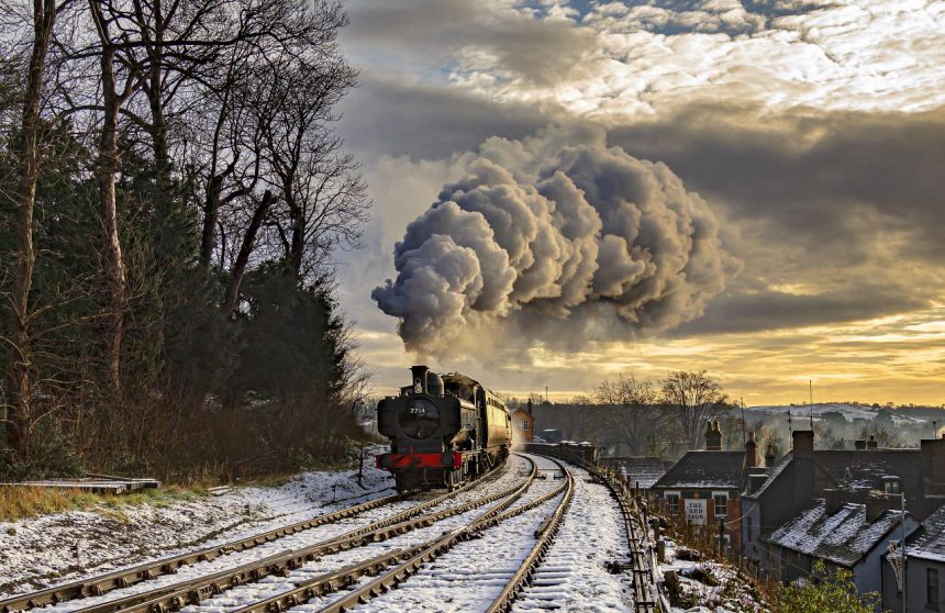 7714 powers through the snow on the Severn Valley Railway