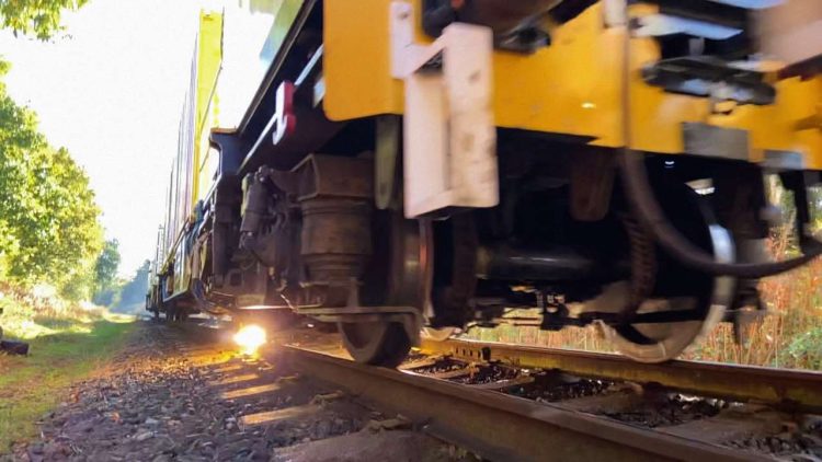 Vue latérale du jet de plasma en action lors des essais ferroviaires de Network Rail