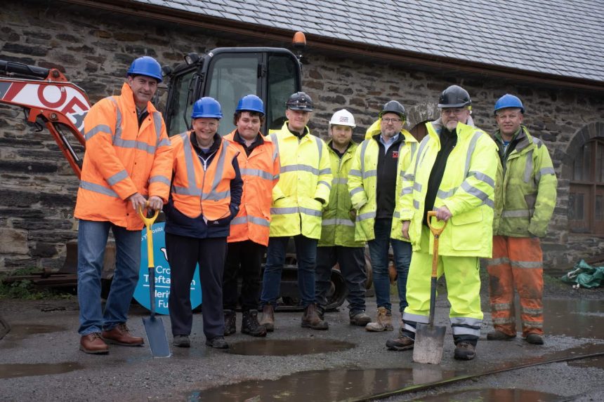 L-R: Paul Lewin (General Manager), Edwina Bell (Project Manager), James Kindred (Project Management Trainee), Staff from OBR Construction.