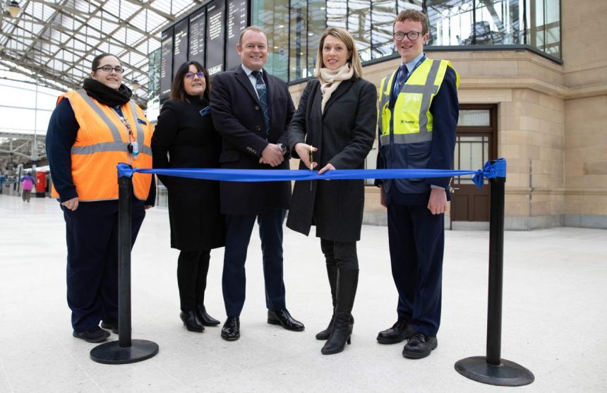 Left to right: Nicola, Aberdeen station staff; Kirsty Devlin, ScotRail Head of Projects & PMO; Alex Hynes, Managing Director of Scotland’s Railway; Jenny Gilruth MSP, Transport Minister, Ross, Aberdeen station staff