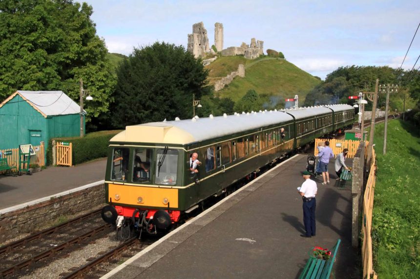 Swanage Railway Class 117 heritage diesel train Corfe Castle // Credit: Andrew PM Wright