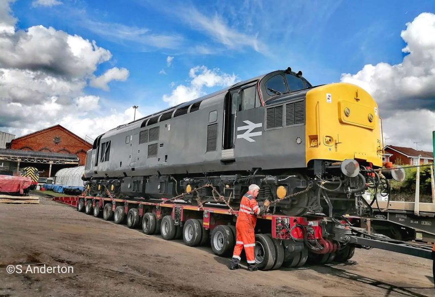 Class 37 37263 is unloaded at Kidderminster C&W depot