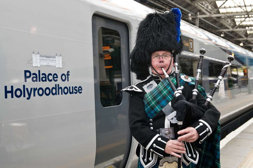 TPE's Palace of Holyroodhouse with The Border Piper, Sandy Mutch