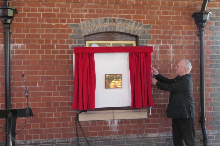 Lord Hendy unveiling the new plaque