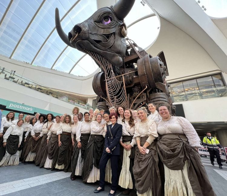 Sharon Osbourne posing with the women chain makers from the Birmingham 2022 Commonwealth Games