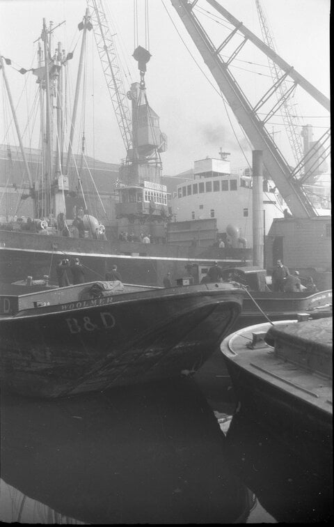 Oporto 9 being unloaded at London docks after being shipped from Portugal, en route to Crich, 13 October 1964 (photo: National Tramway Museum collection).