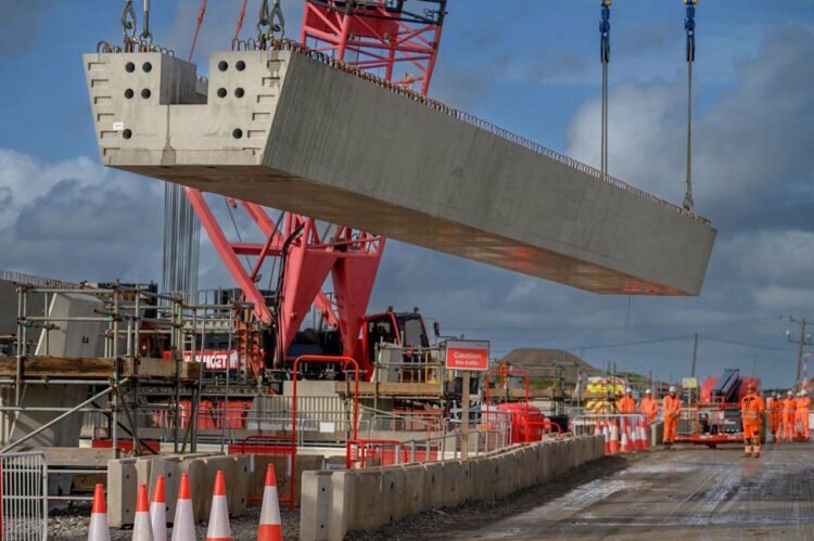 Lifting a Thame Valley viaduct beam into position