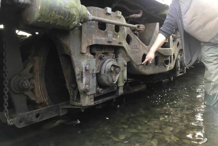 Water level on the bogies of diesel loco 146, which rose above the axleboxes and traction motors