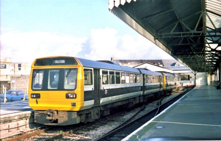 Newquay to Par train at Newquay station. // Credit: Roger Smith