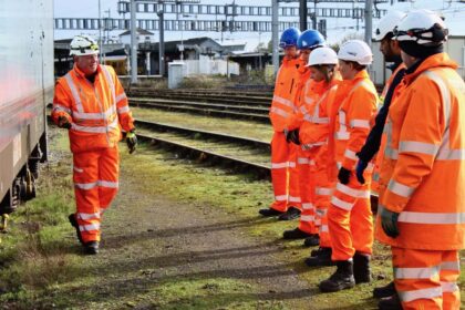 Victa Railfreight’s Operational Support Specialist, Jon Norman, delivers a Rail Freight Familiarisation Training course to Network Rail candidates at DB Cargo’s Didcot Yard.